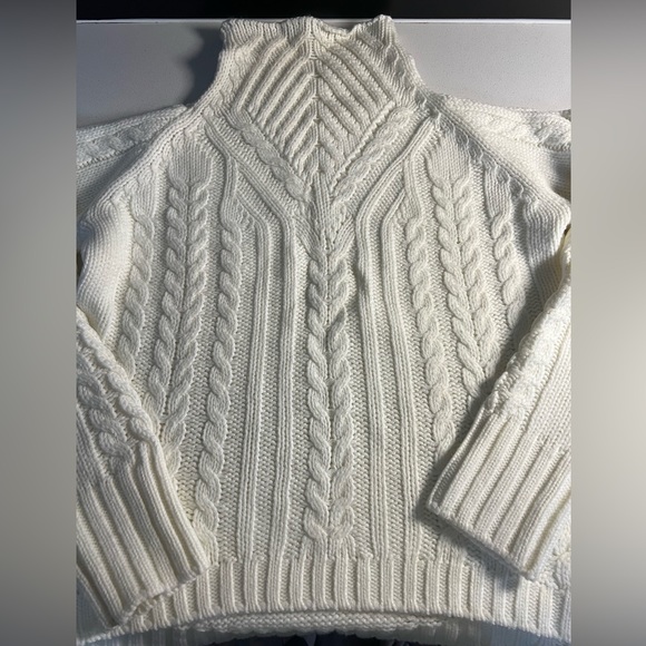 Cold shoulder, white woollen sweater - Picture 2 of 4